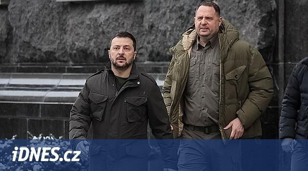 „Byl jsem zneuctěn.“ Vlivný Jermak po rezignaci oznámil, že jde na frontu